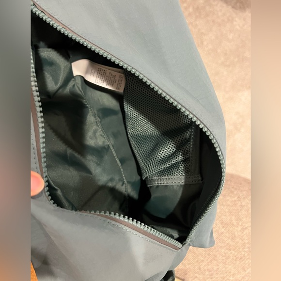 #314 Lululemon NWT Fast Track Bag 2.0 duffle bag 10L - Picture 7 of 9